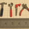 8 Verschiedene Metallwerkzeuge Ca. 3cm. Mit Rot Lackiertem 5