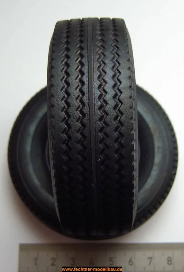 2 Strassen-Breitreifen, 385/65R22.5, TAM-Massstab, 83mm 3