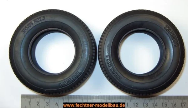 2 Strassen-Breitreifen, 385/65R22.5, TAM-Massstab, 83mm 1